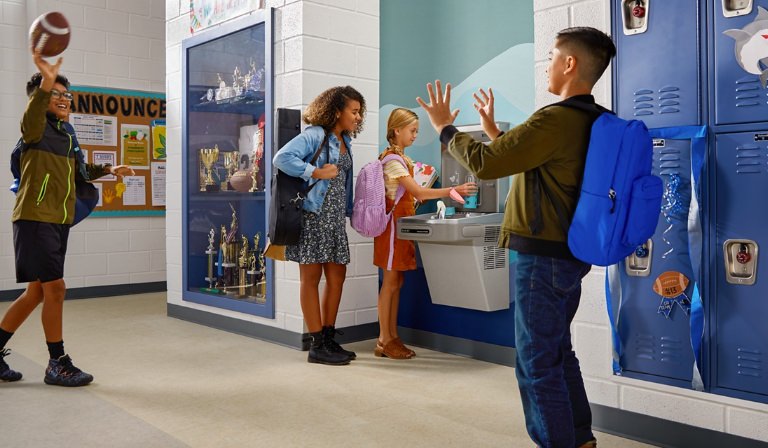 enfants dans un corridor avec fontaine