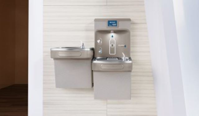 une fontaine au mur